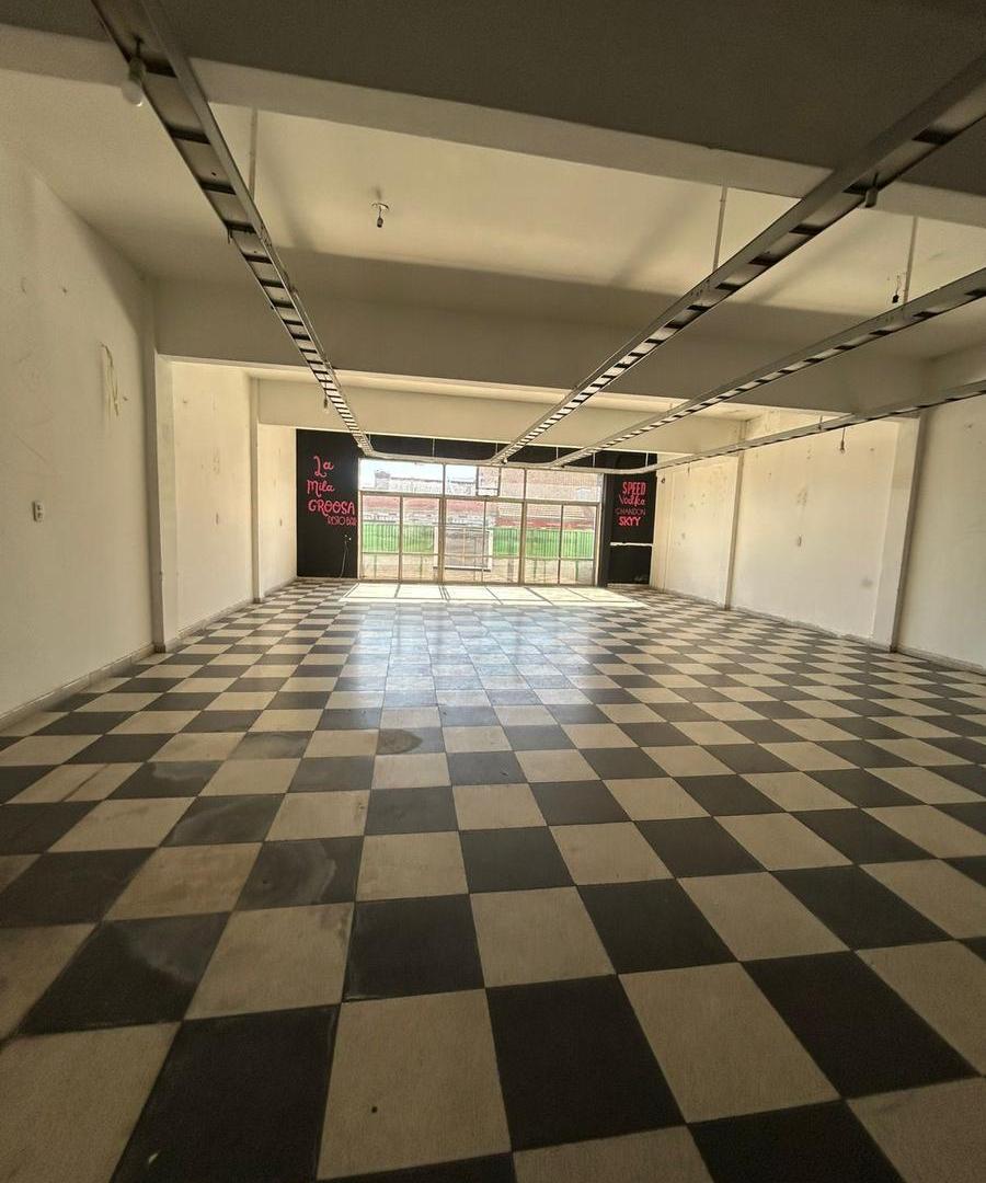 Foto de Local comercial amplio en segunda planta sobre avenida - Wilde, imagen 5
