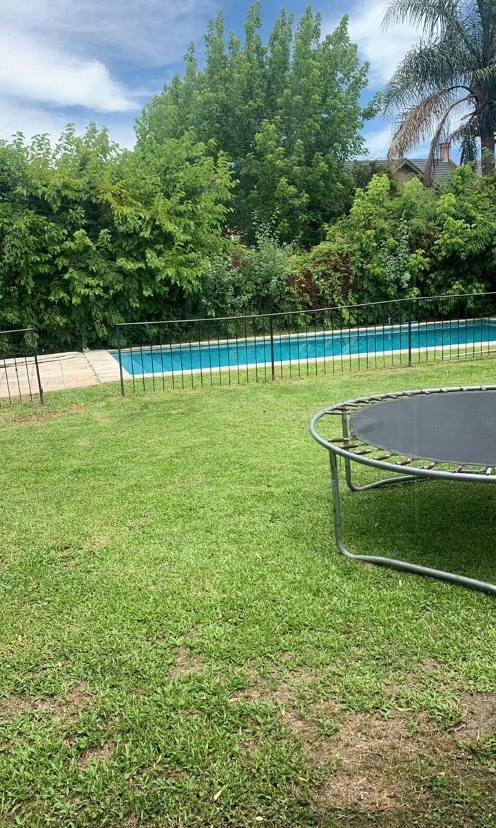 ¡Dueño Directo Vende Lindisima Casa Familiar de 250 m² Cubiertos! 1