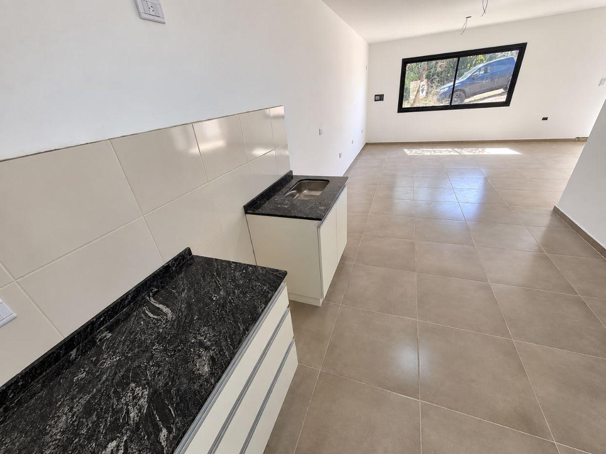 ALQUILO. A ESTRENAR. VILLA CATALINA. SEG 24 HS. CASA 2 DORM. 2BÑS. RIO CEBALLOS.