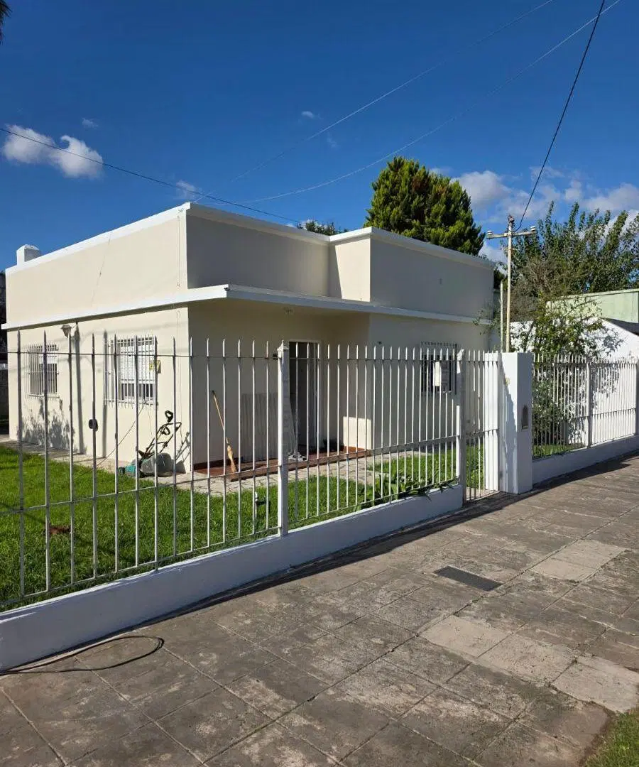 Casa con 2 Dormitorios en venta en Luis Guillón 1