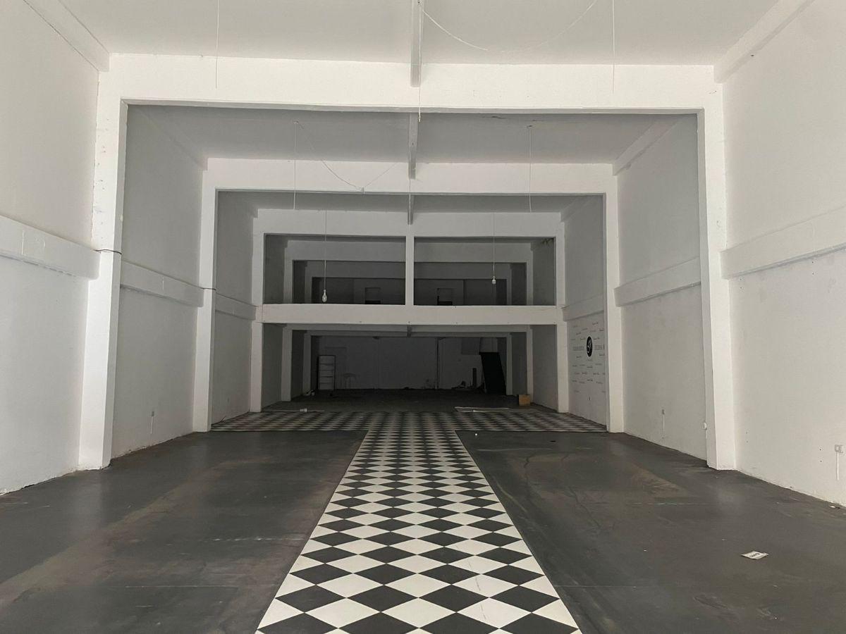 Foto de Importante local comercial de gran superficie con vidriera de blindex y, imagen 4