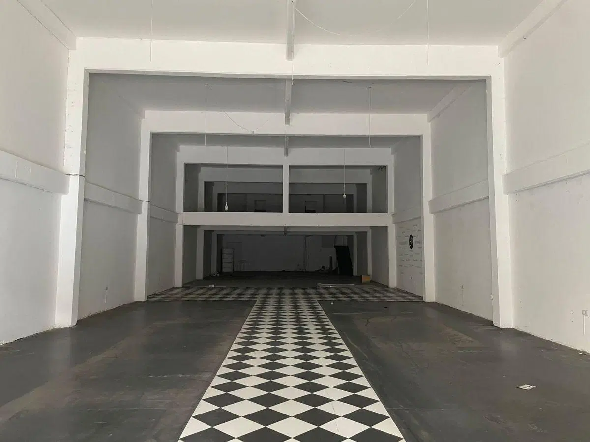 Importante local comercial de gran superficie con vidriera de blindex y luz trifásica 4