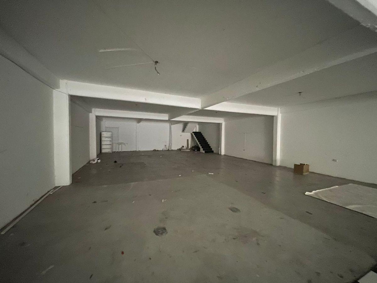 Foto de Importante local comercial de gran superficie con vidriera de blindex y, imagen 1