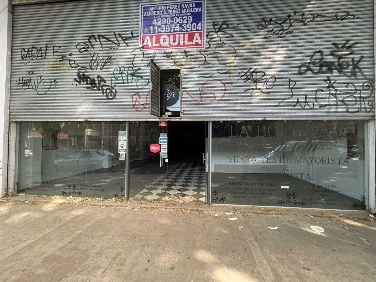 Importante local comercial de gran superficie con vidriera de blindex y luz trifásica 5