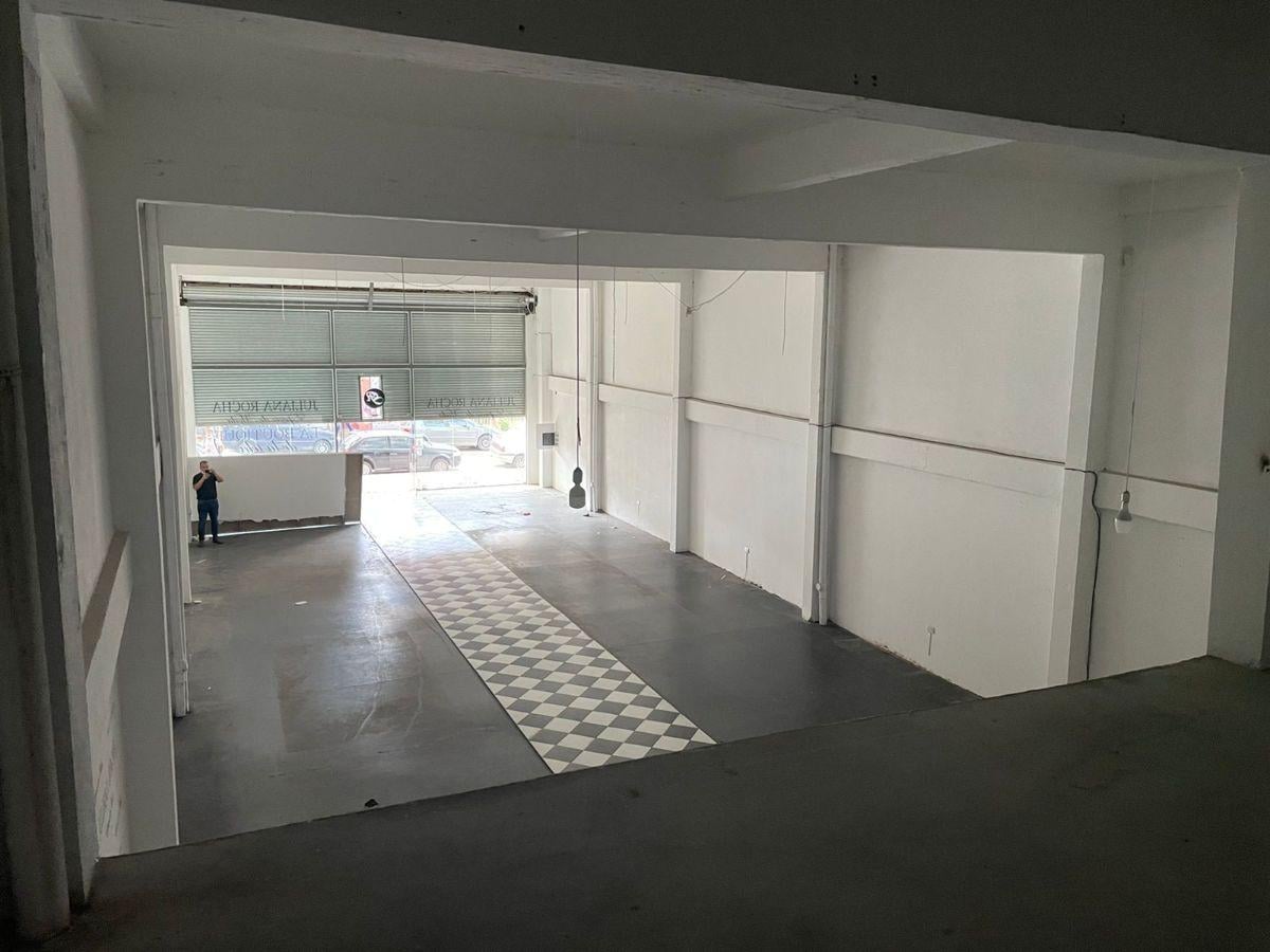 Importante local comercial de gran superficie con vidriera de blindex y luz trifásica