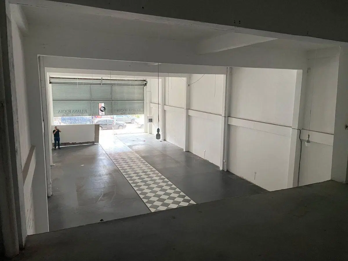 Importante local comercial de gran superficie con vidriera de blindex y luz trifásica 2