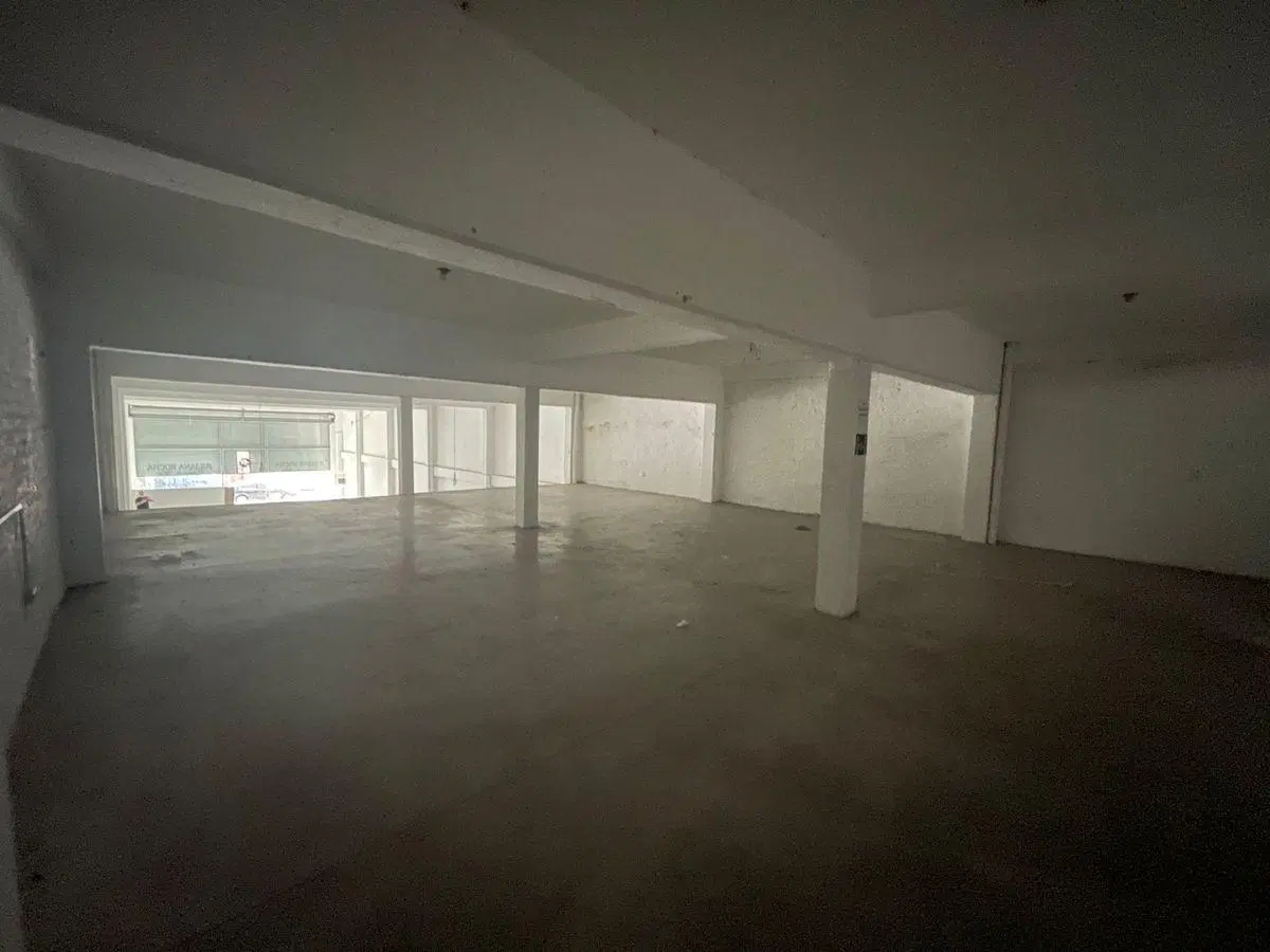 Importante local comercial de gran superficie con vidriera de blindex y luz trifásica 3
