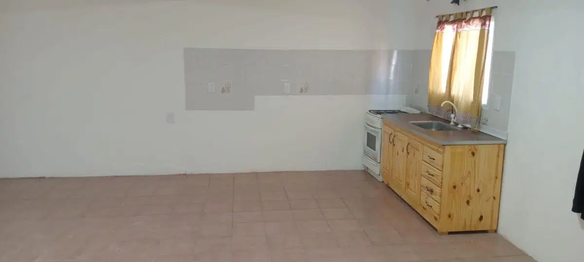 Casa en alquiler con parque y entrada de auto en Monte Grande 4