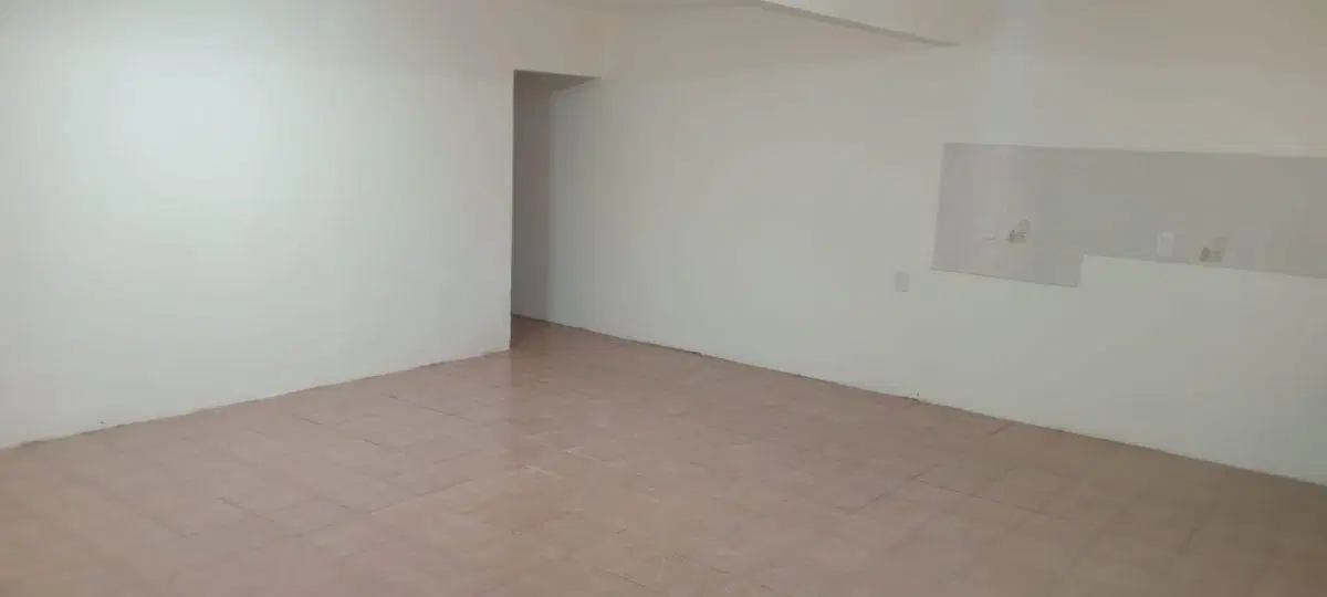 Casa en alquiler con parque y entrada de auto en Monte Grande 3