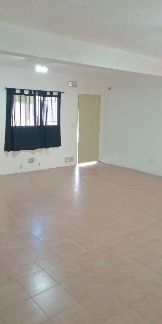 Casa en alquiler con parque y entrada de auto en Monte Grande 2