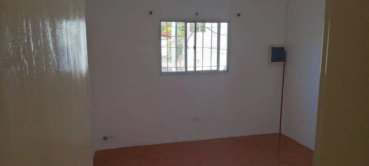 Casa en alquiler con parque y entrada de auto en Monte Grande 5