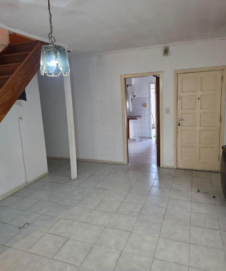 Foto de Chalet en esquina con departamento independiente en una excelente ubicación de Monte Grande, imagen 1