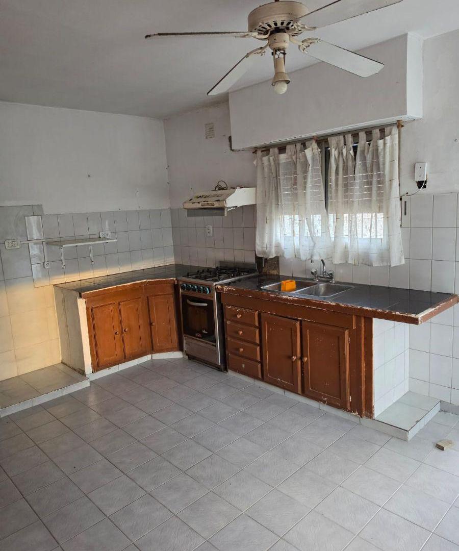 Foto de Chalet en esquina con departamento independiente en una excelente ubicación de Monte Grande, imagen 4