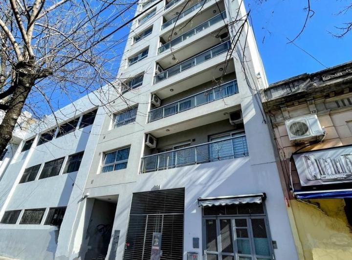 Monoambiente amplio al frente en La Plata 1
