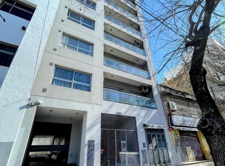 Monoambiente amplio al frente en La Plata 2