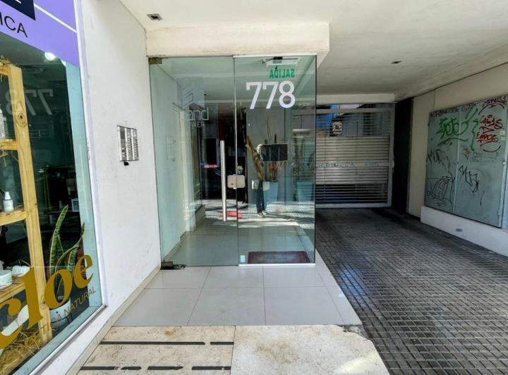 Departamento de 1 dormitorio al frente con balcón en La Plata 3