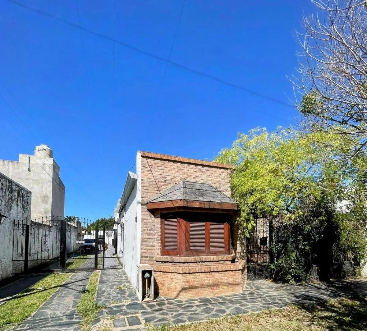 Casa en PH en P.B. al frente con entrada independiente. 2