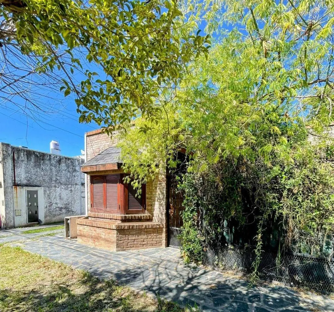 Casa en PH en P.B. al frente con entrada independiente. 5