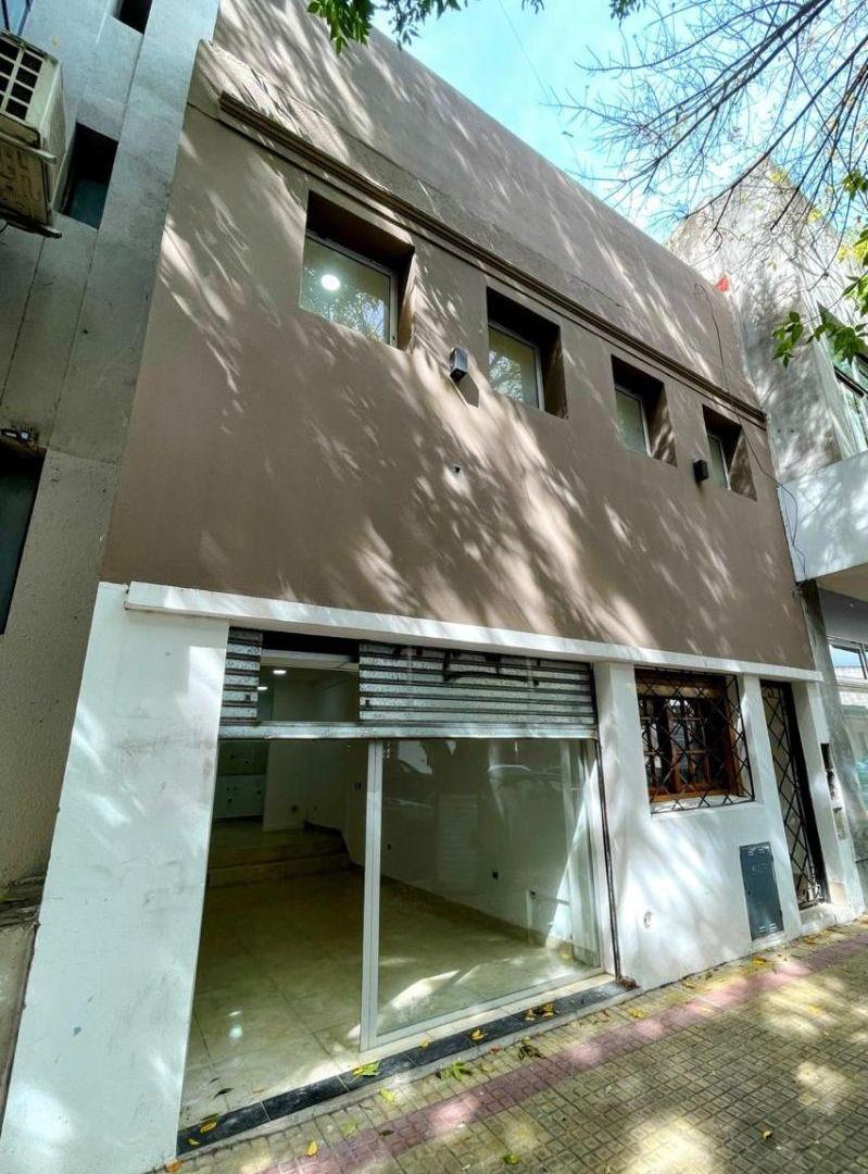 Local comercial en 2 plantas, totalmente reciclado al frente, zona Tribunales.