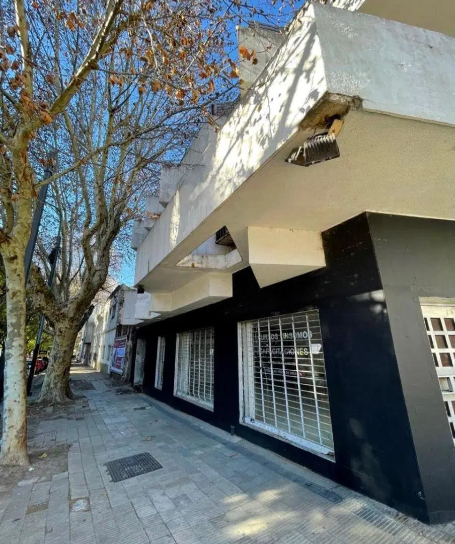 Local comercial apto multiples destinos, con frente a diag. 73 y calle 9. 4
