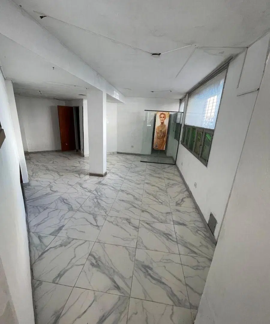 Local comercial apto multiples destinos, con frente a diag. 73 y calle 9. 5