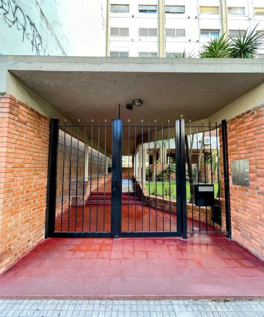 Foto de Semipiso amplio al frente con cochera cubierta y baulera., imagen 1