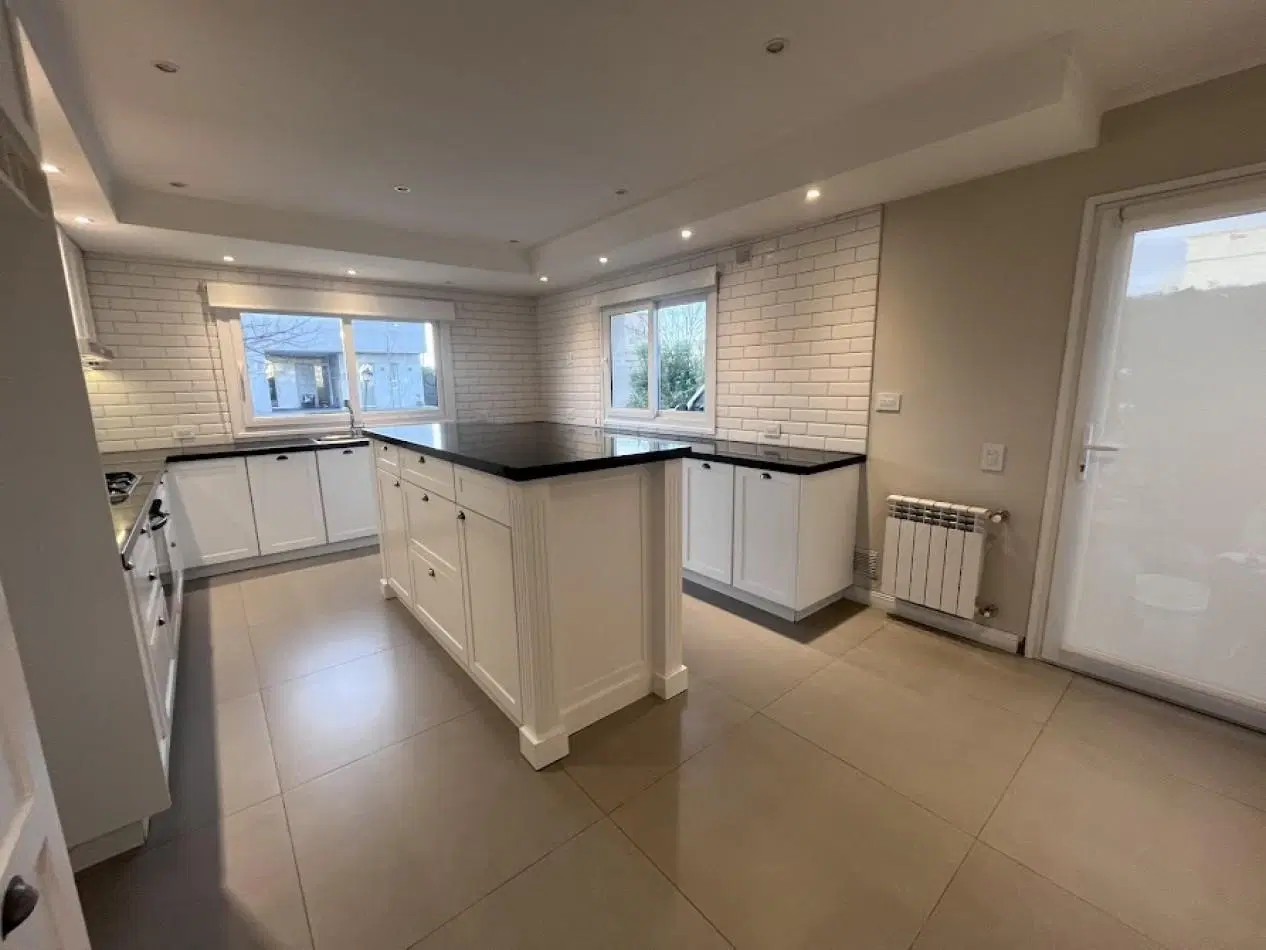ALQUILER | Imponente casa de 5 ambientes con piscina y parque sobre lote de 1.000 m² 4