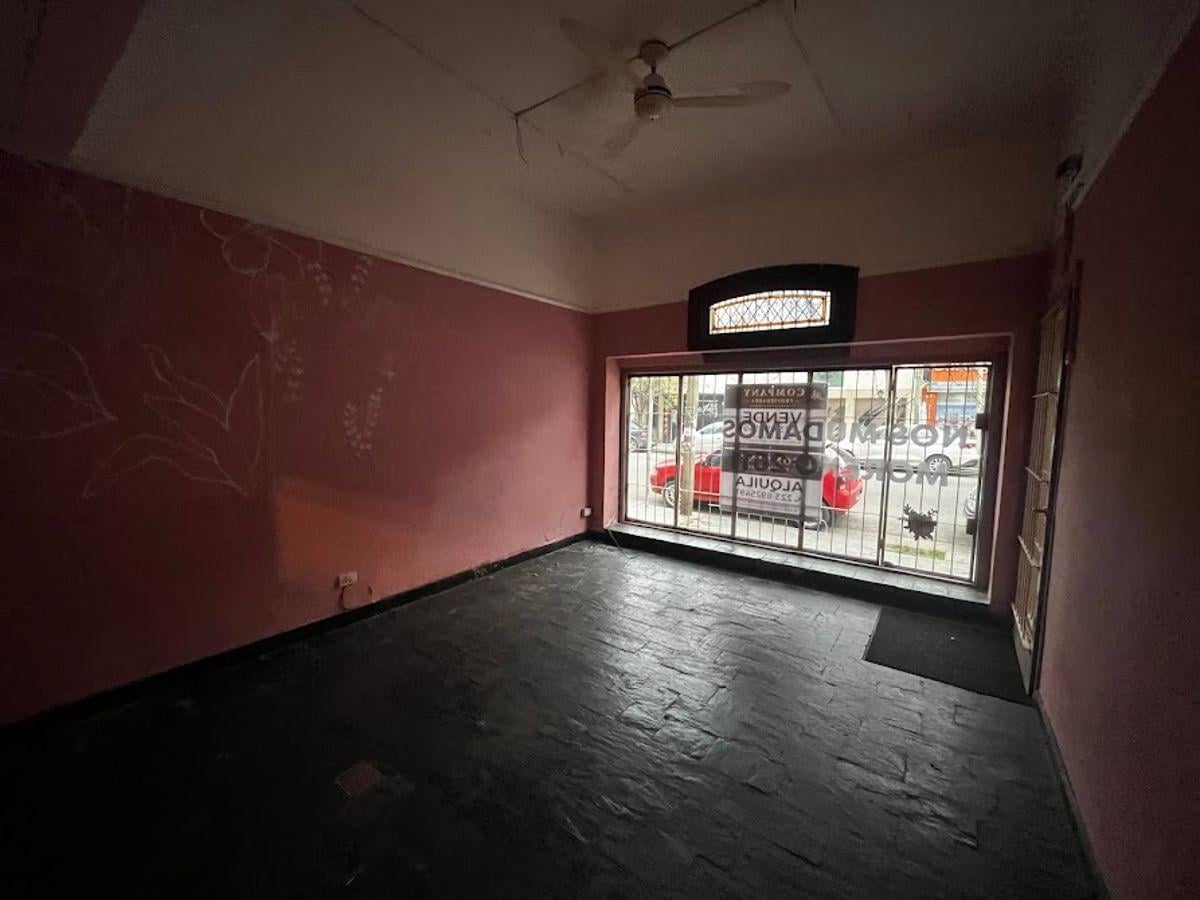 Foto de ALQUILER DE LOCAL COMERCIAL - GRAN VIDRIERA EN EXCELENTE UBICACION, imagen 1