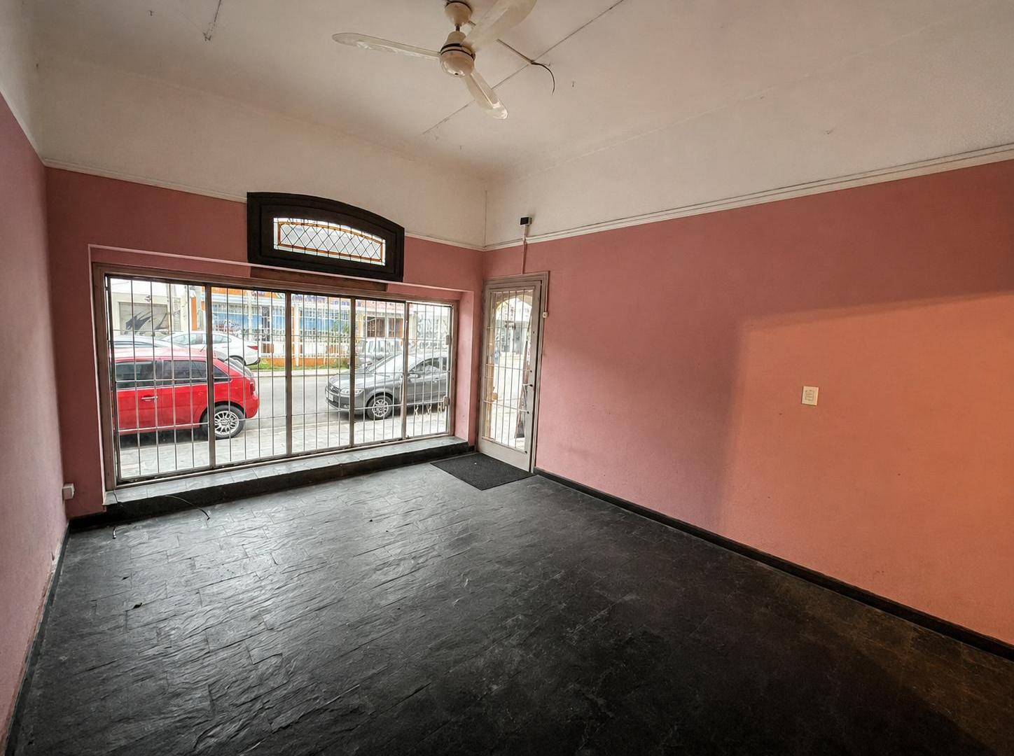 Foto de ALQUILER DE LOCAL COMERCIAL - GRAN VIDRIERA EN EXCELENTE UBICACION, imagen 3