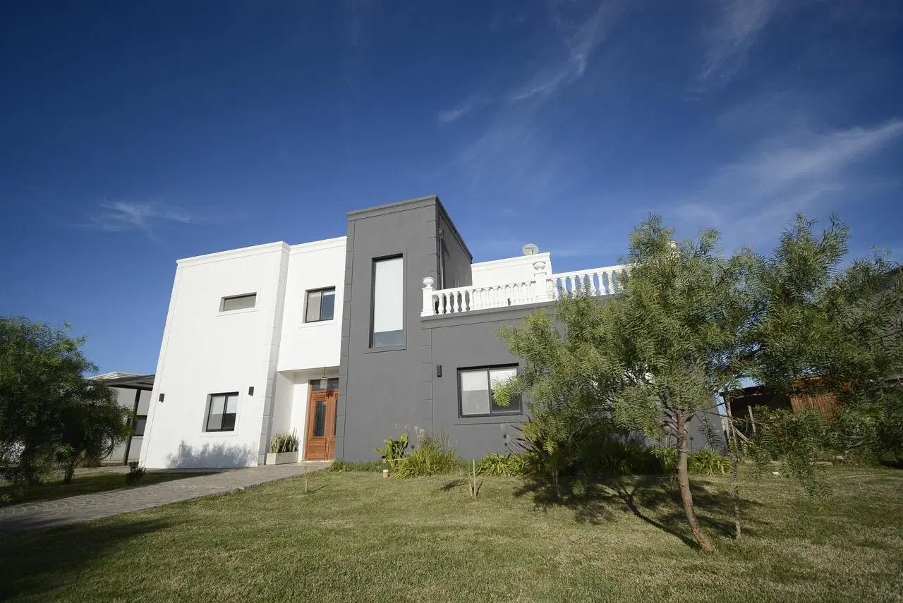 Casa 6 ambientes al lago San Sebastian 4