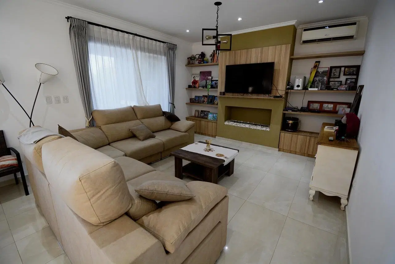 Casa 6 ambientes al lago San Sebastian 2