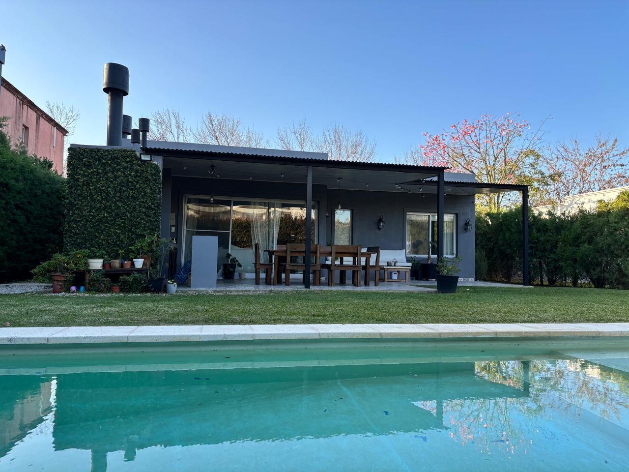 VENTA CASA - LA COMARCA - LOTE INTERNO - con jardin y pileta