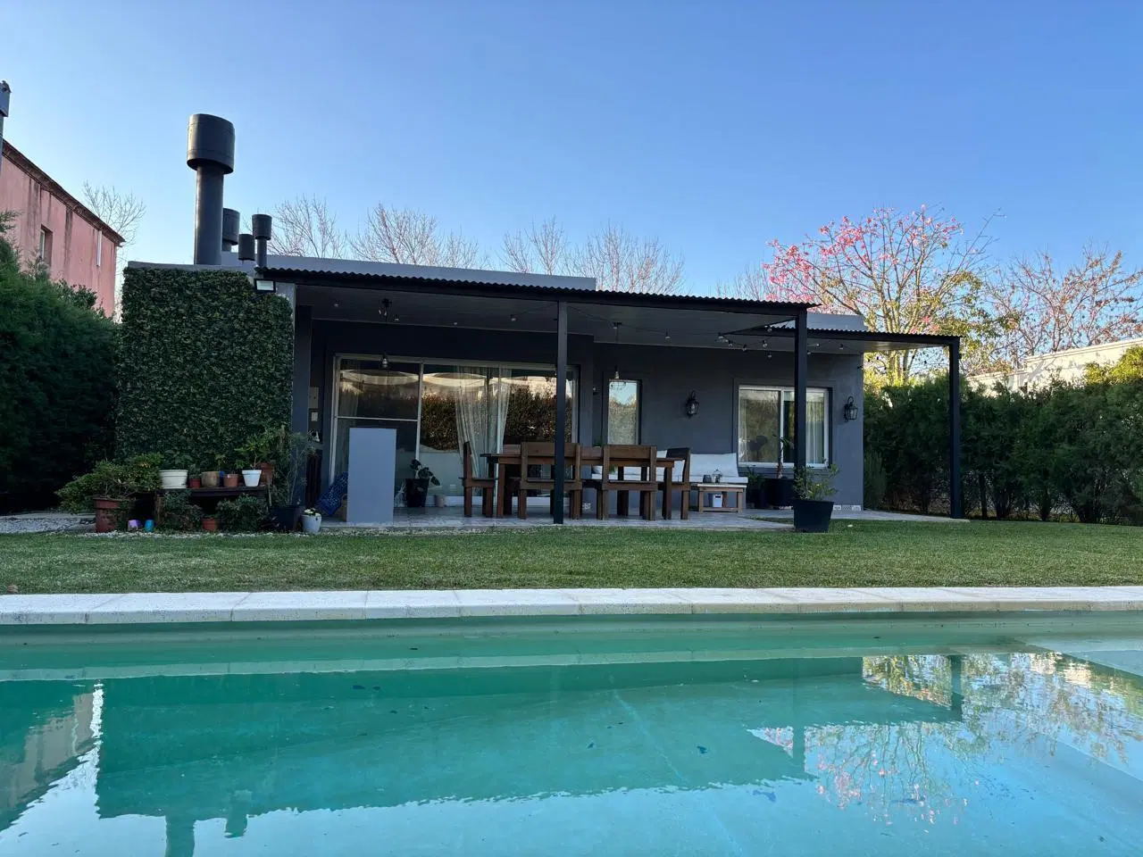 VENTA CASA - LA COMARCA -  LOTE INTERNO - con jardin y pileta 3