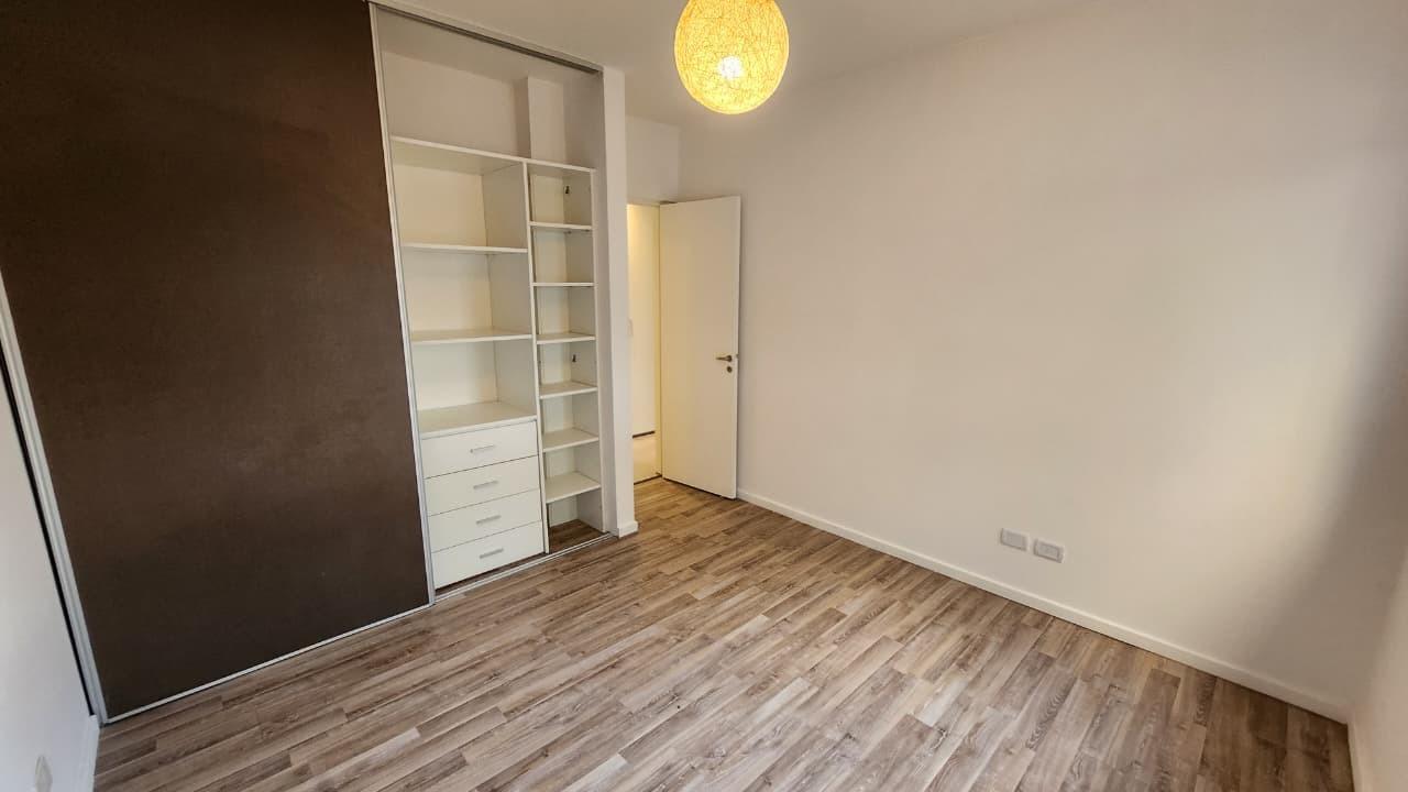 Foto de ALQUILER departamento 3 ambientes - con jardin, parrilla y cochera, imagen 2