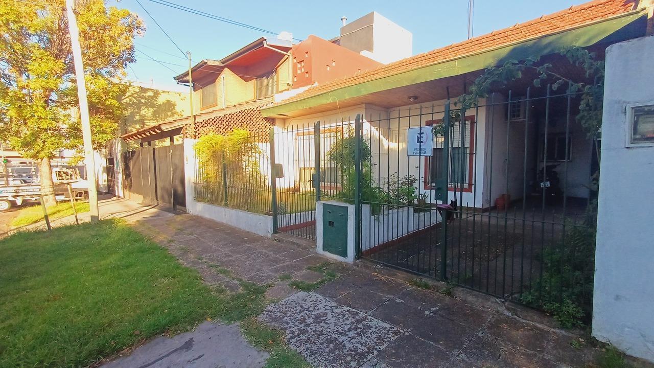 Foto de VENTA CASA 3 AMBIENTES LOTE PROPIO CON JARDIN Y COCHERA BOULOGNE, imagen 2
