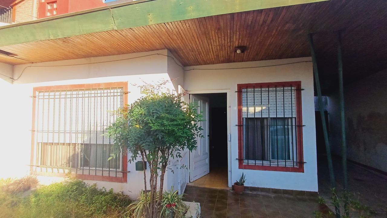 Foto de VENTA CASA 3 AMBIENTES LOTE PROPIO CON JARDIN Y COCHERA BOULOGNE, imagen 4