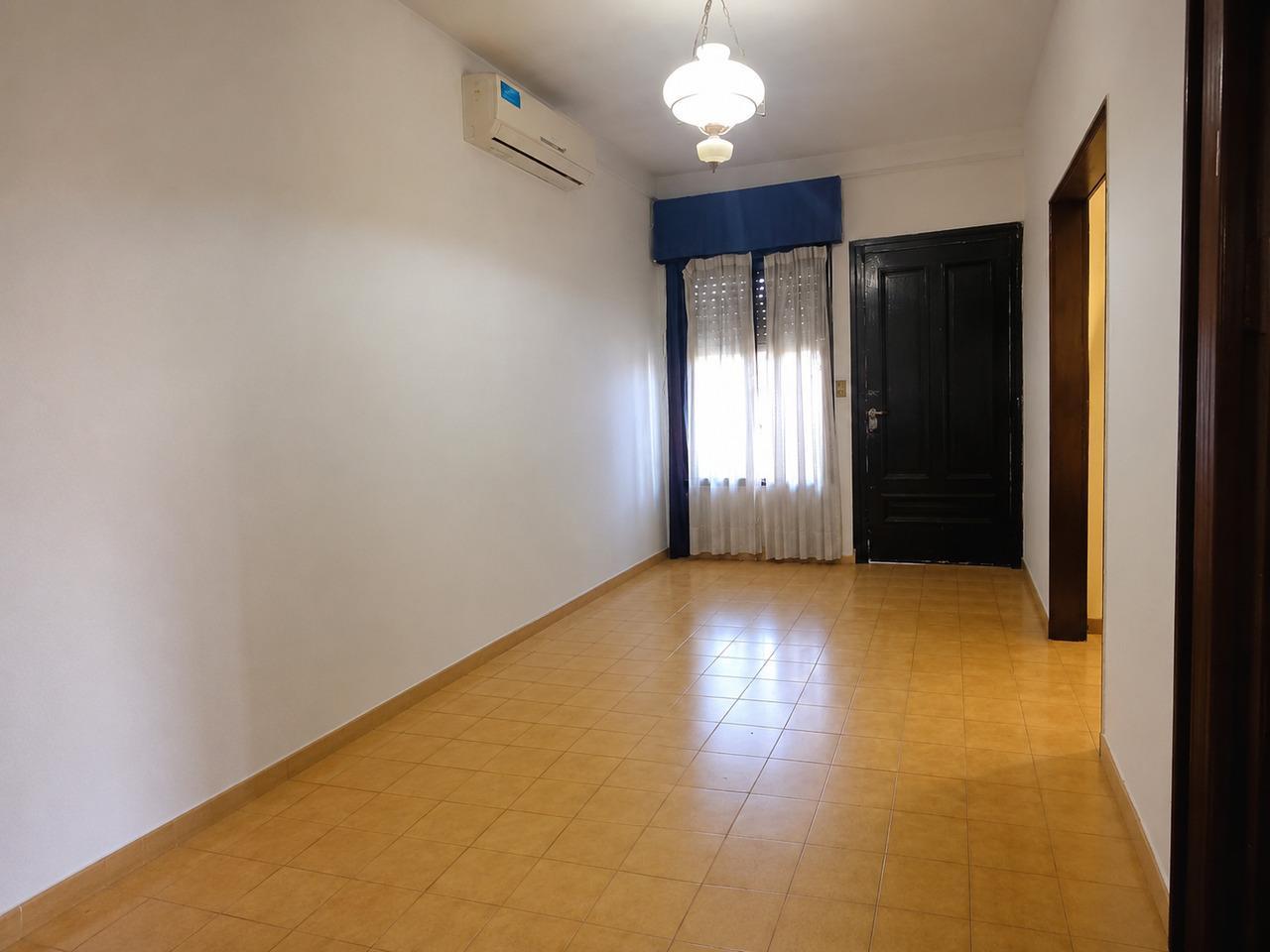 Foto de VENTA CASA 3 AMBIENTES LOTE PROPIO CON JARDIN Y COCHERA BOULOGNE, imagen 1