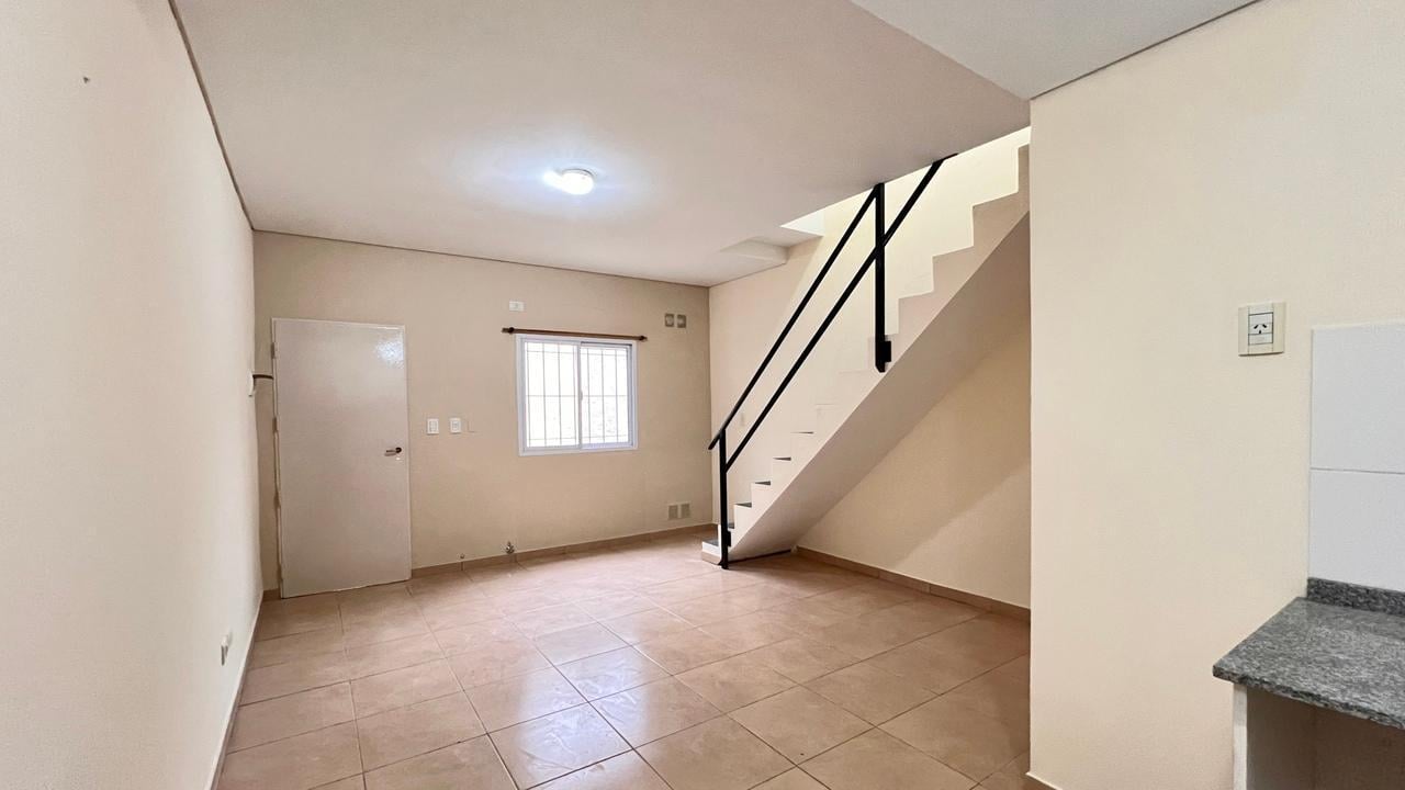 Foto de VENTA DUPLEX 3 AMBIENTES EN CONDOMINIO PRIVADO VILLA DE MAYO, imagen 1