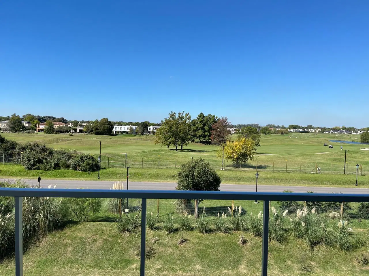 Departamento alquiler 4 ambientes parrilla terraza vista al golf Pilara Pilar 2