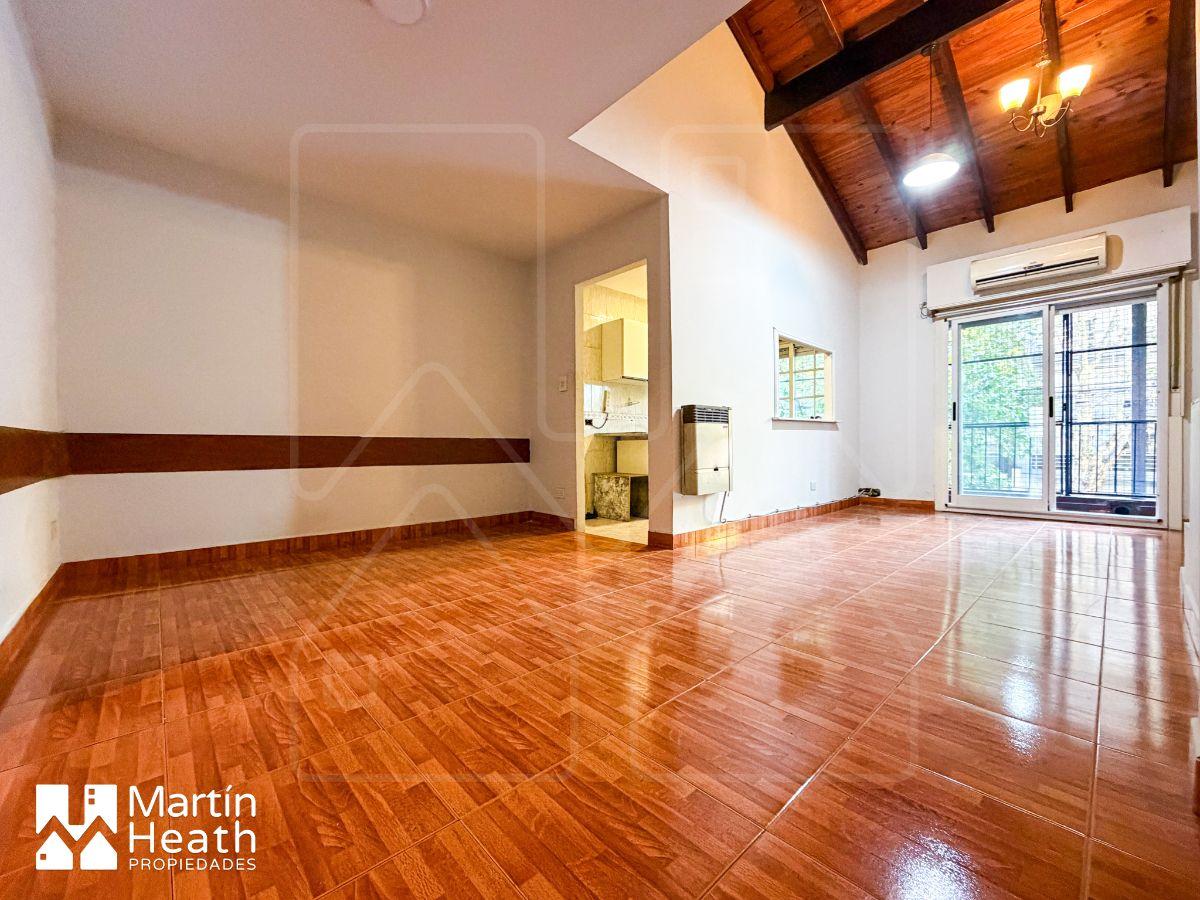 -OPORTUNIDAD- Unidad piso completo en plena zona comercial. Terraza y parrilla propia. SIN EXPENSAS