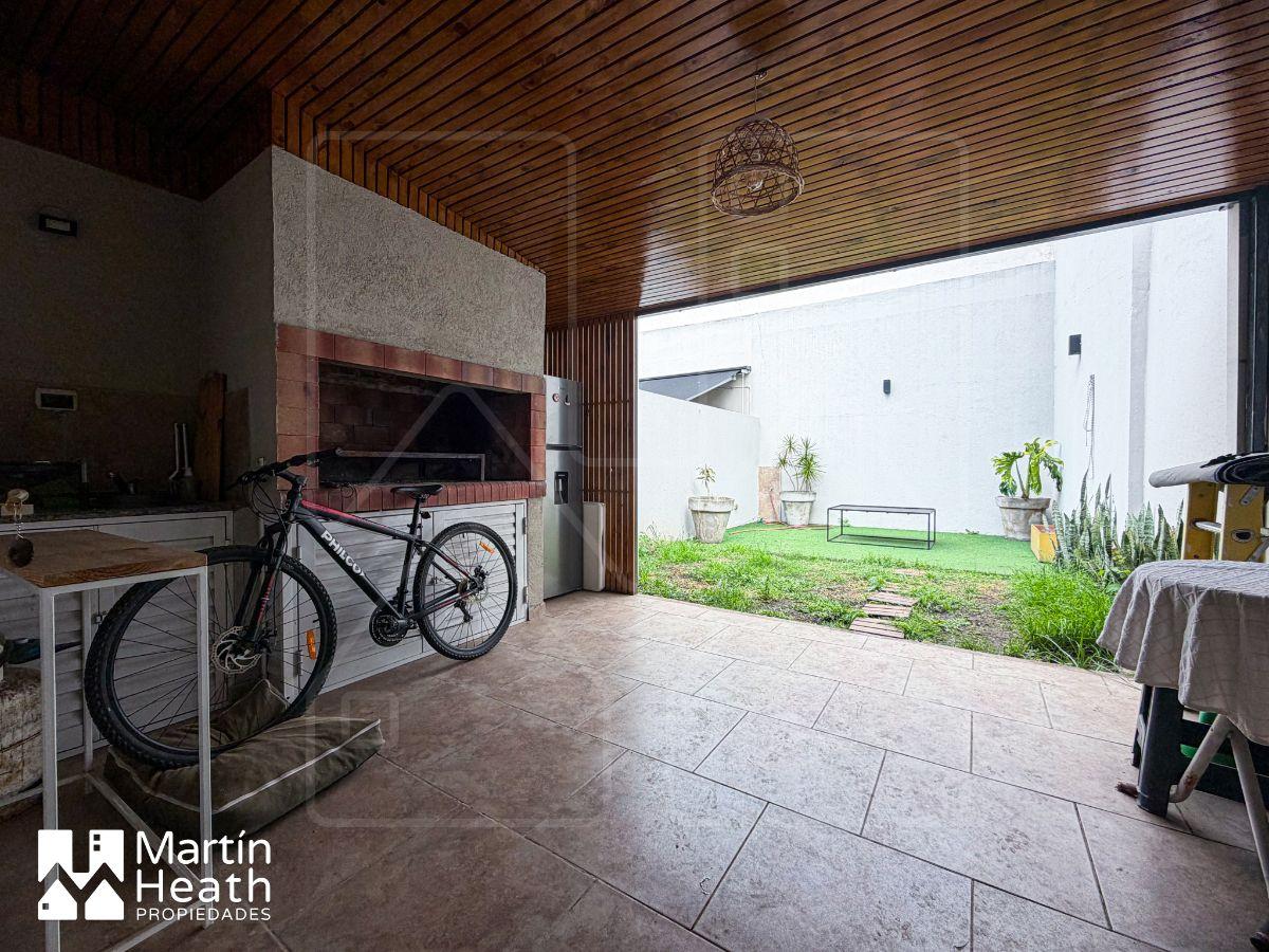 Foto de -VENTA- Gran PH 2amb. con jardin, parrilla y energía de una casa., imagen 1