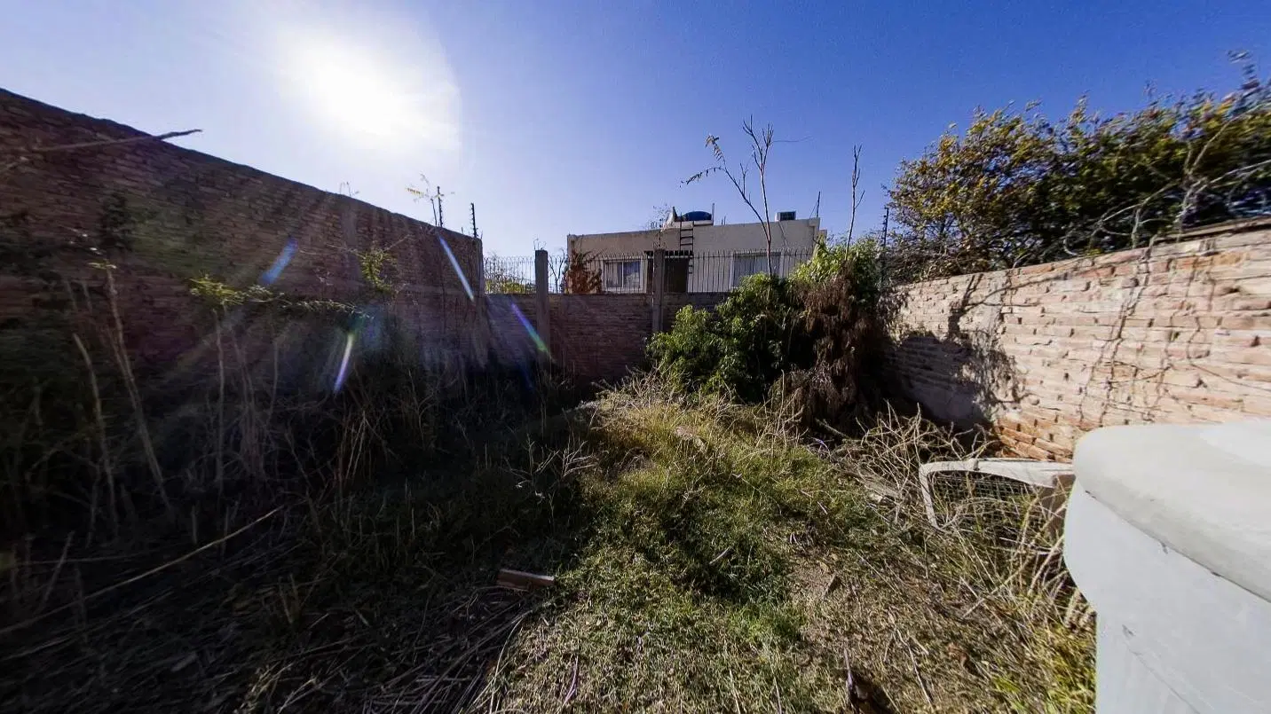 Lote con casa doble frente 3