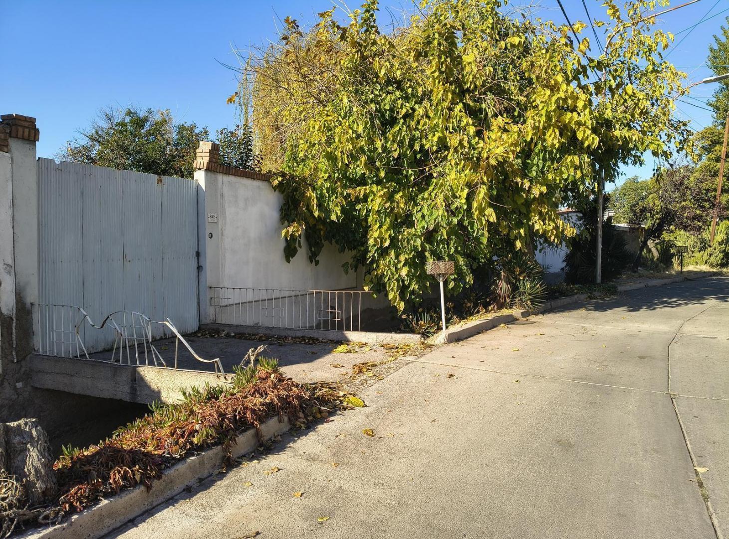 Lote con casa doble frente