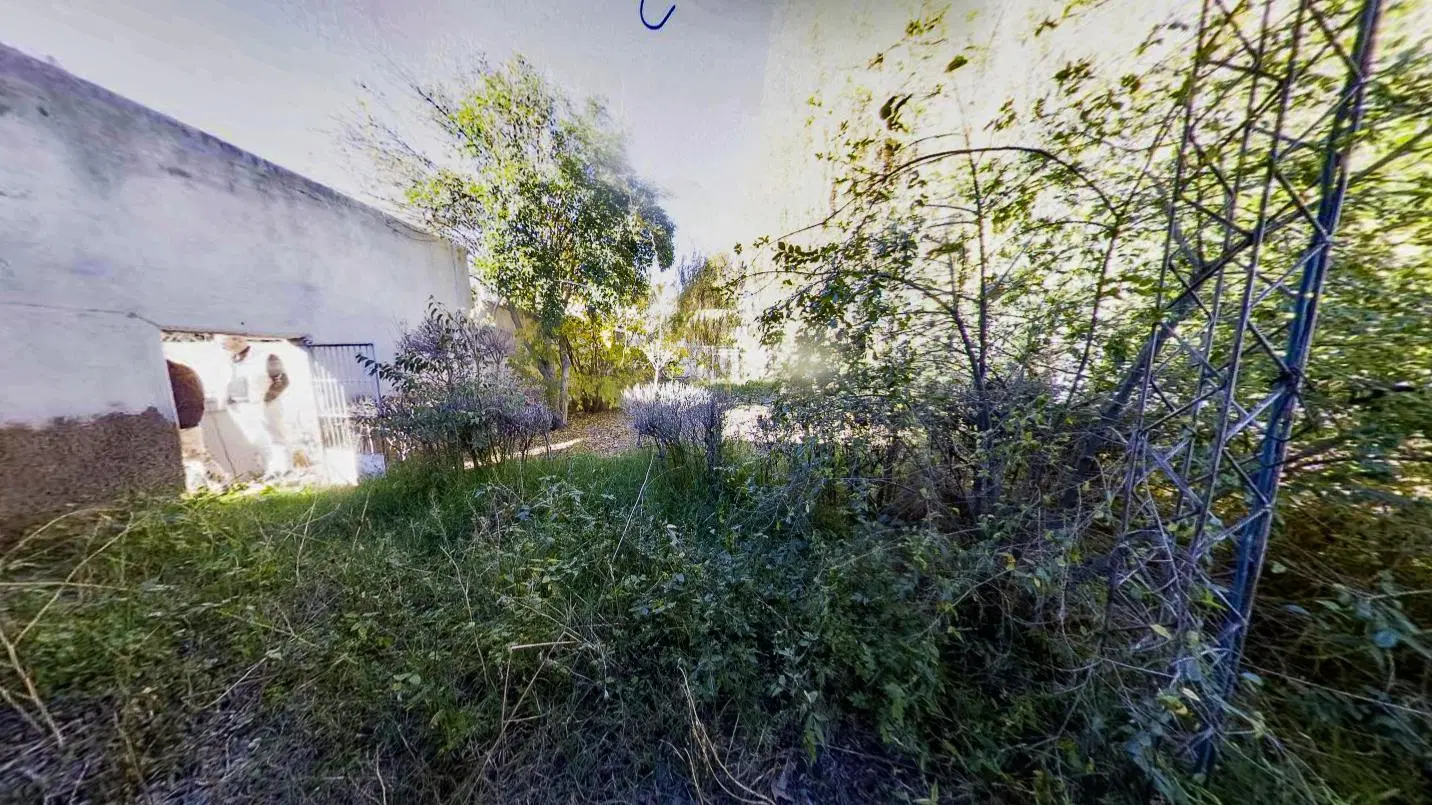 Lote con casa doble frente 4