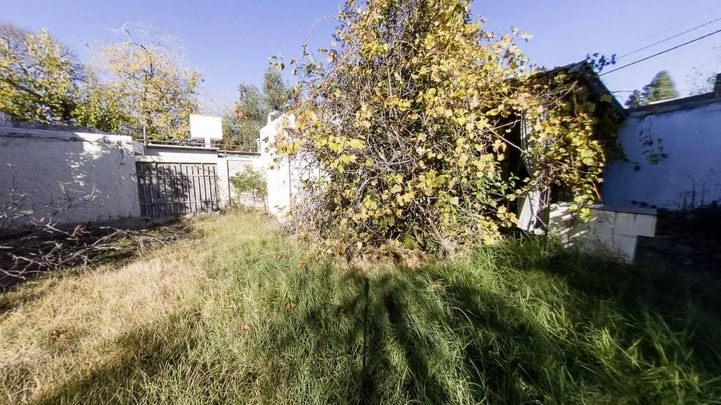 Lote con casa doble frente 5