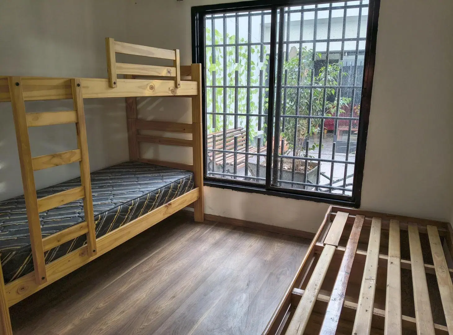 Amplia Propiedad con Dpto. Independiente perfecta para Hostel 8