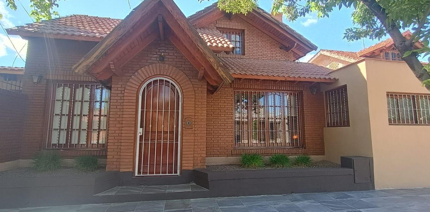Foto de VENTA DE CASA TIPO COLONIAL + QUINCHO - RIVADAVIA, imagen 2