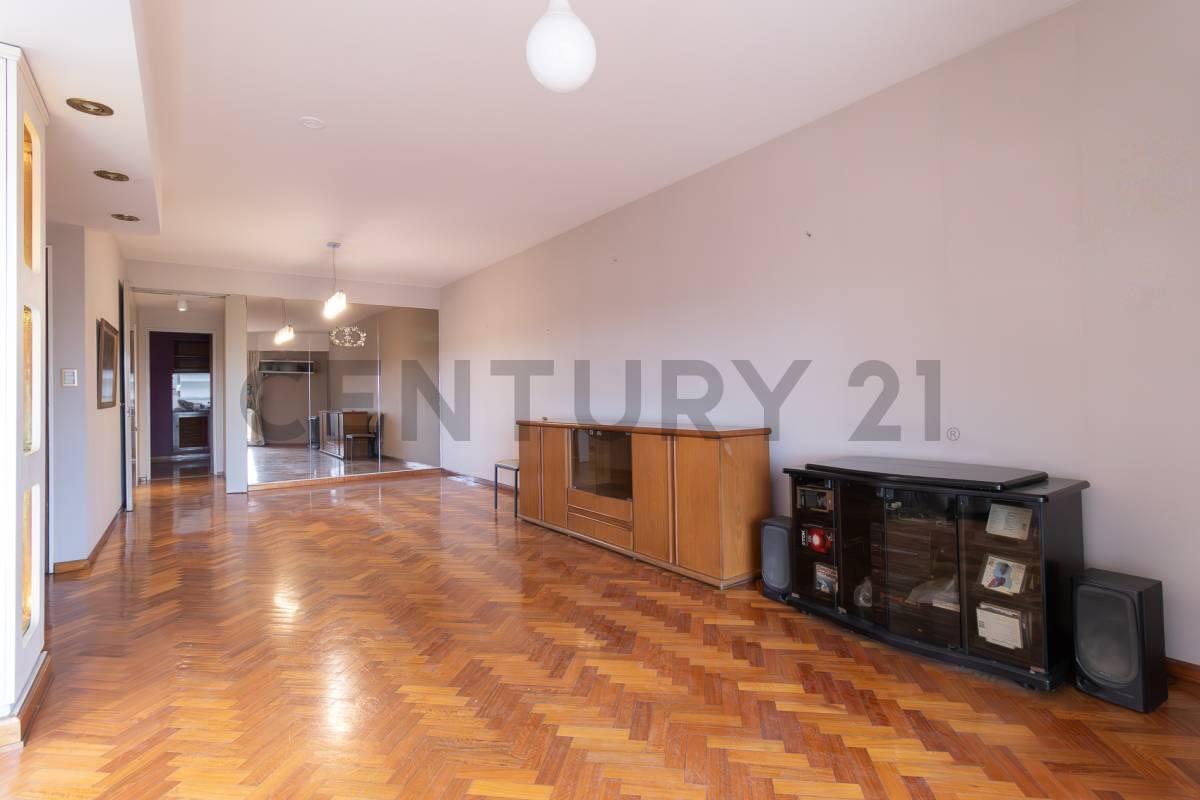 Foto de VENTA DEPARTAMENTO 5 AMBIENTES CON DEPENDENCIA Y COCHERA SOBRE AV, imagen 5