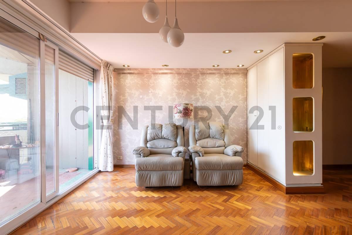 Foto de VENTA DEPARTAMENTO 5 AMBIENTES CON DEPENDENCIA Y COCHERA SOBRE AV, imagen 2