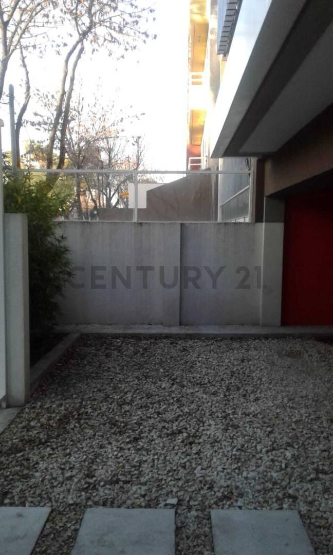 VENTA DE COCHERA DESCUBIERTA EN SAN ISIDRO
